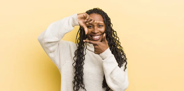 Siyah Güzel Bir Kadın Mutlu Arkadaş Canlısı Pozitif Hissediyor Gülümsüyor — Stok fotoğraf