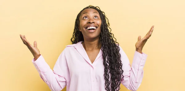 Zwart Mooi Vrouw Gevoel Gelukkig Verbaasd Geluk Verrast Vieren Overwinning — Stockfoto