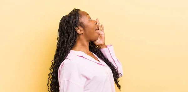 Negro Bonita Mujer Vista Perfil Mirando Feliz Emocionado Gritando Llamando —  Fotos de Stock