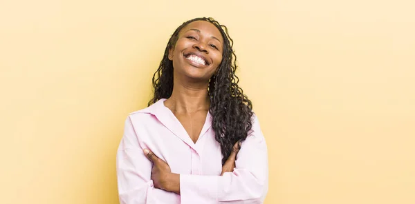 Femeie Drăguță Culoare Care Râde Fericit Brațele Încrucișate Poziție Relaxată — Fotografie, imagine de stoc