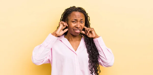 Mujer Bonita Negro Mirando Enojado Estresado Molesto Cubriendo Ambos Oídos —  Fotos de Stock