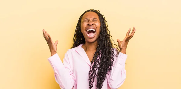 Czarna Piękna Kobieta Wściekle Krzyczy Czuje Się Zestresowany Zdenerwowany Rękami — Zdjęcie stockowe