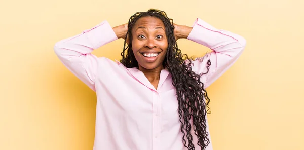 Negro Bonita Mujer Buscando Feliz Despreocupado Amable Relajado Disfrutando Vida —  Fotos de Stock