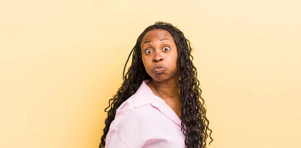 Schwarze Hübsche Frau Mit Einem Dummen Verrückten Überraschten Gesichtsausdruck Aufgeblasenen — Stockfoto