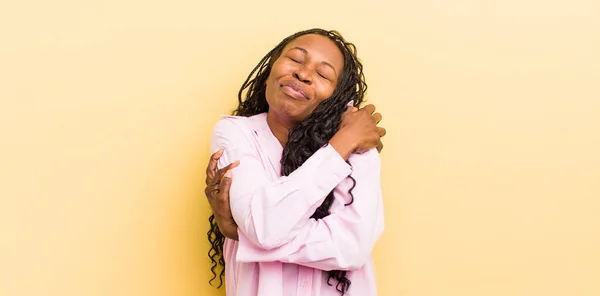 Black Pretty Woman Feeling Love Smiling Cuddling Hugging Self Staying — Stock Photo, Image