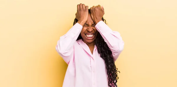 Czarny Ładna Kobieta Uczucie Stres Niepokój Depresja Sfrustrowany Bólem Głowy — Zdjęcie stockowe