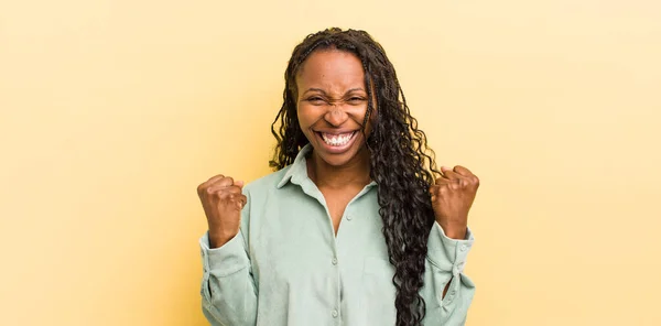 Negro Bonita Mujer Gritando Triunfalmente Riendo Sintiéndose Feliz Emocionado Mientras —  Fotos de Stock