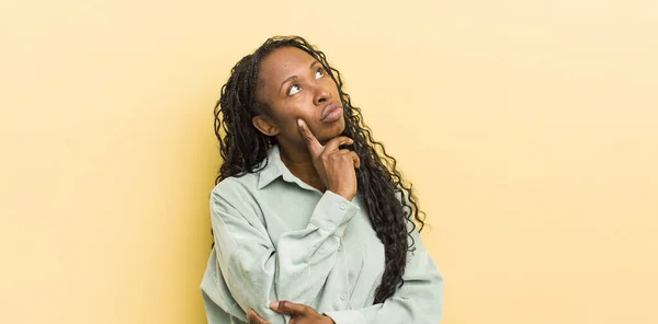 Siyahi Güzel Bir Kadın Yoğunlaşmış Bakışlarıyla Şüpheli Bir Ifadeyle Yukarı — Stok fotoğraf