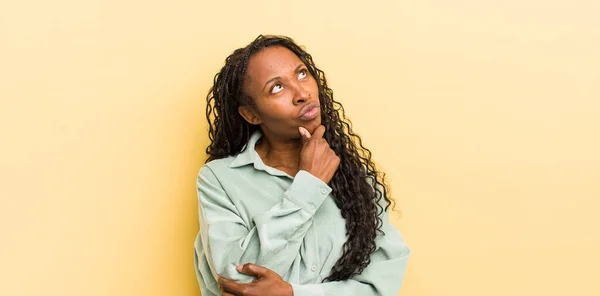 Siyahi Güzel Kadın Düşünüyor Kuşkulu Şaşkın Hissediyor Farklı Seçeneklerle Hangi — Stok fotoğraf