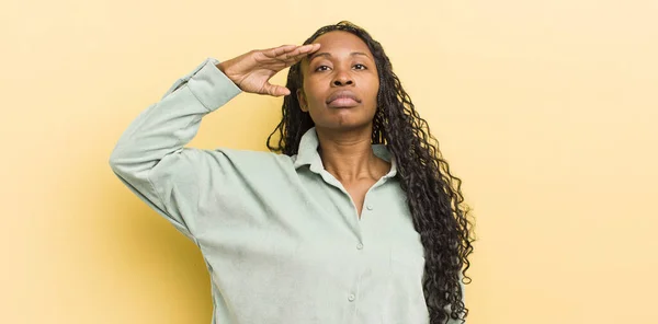 Schwarze Hübsche Frau Begrüßt Die Kamera Mit Einem Militärischen Gruß — Stockfoto