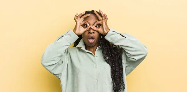 Negro Bonita Mujer Sintiéndose Sorprendido Sorprendido Sorprendido Sosteniendo Gafas Con —  Fotos de Stock
