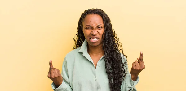 Czarny Ładna Kobieta Uczucie Prowokacyjny Agresywny Obsceniczny Pstryknięcie Środkowy Palec — Zdjęcie stockowe
