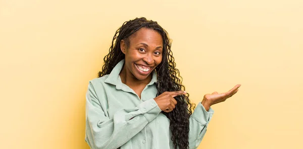 Czarny Ładna Kobieta Uśmiecha Się Wesoło Wskazując Kopiowanie Miejsca Dłoni — Zdjęcie stockowe