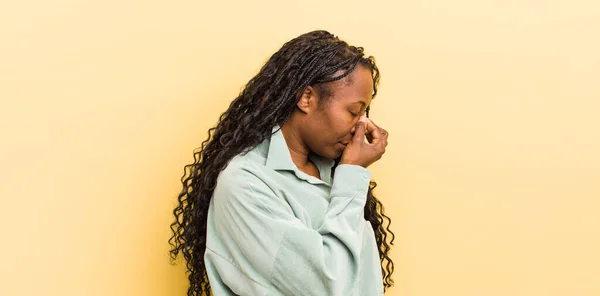 Czarny Ładna Kobieta Uczucie Zestresowany Nieszczęśliwy Sfrustrowany Dotykając Czoło Cierpienie — Zdjęcie stockowe