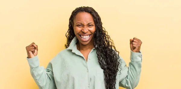 Czarny Ładna Kobieta Czuje Się Szczęśliwy Pozytywny Sukces Świętując Zwycięstwo — Zdjęcie stockowe