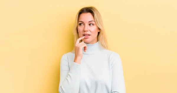 Blonde Caucasian Woman Surprised Nervous Worried Frightened Look Looking Side — Stockfoto