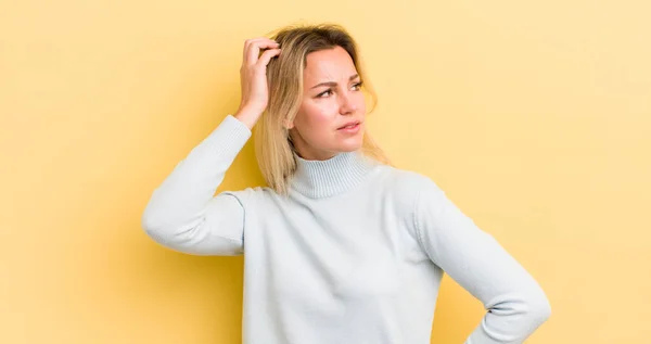 Blond Běloška Cítí Zmatená Zmatená Škrábe Hlavě Dívá Stranou — Stock fotografie