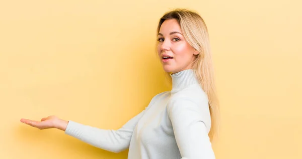 Blonde Blanke Vrouw Voelt Zich Gelukkig Vrolijk Glimlachen Verwelkomen Nodigen — Stockfoto