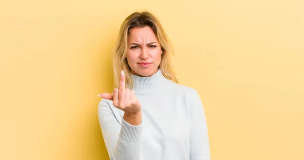 Sarışın Beyaz Bir Kadın Kızgın Sinirli Isyankar Agresif Orta Parmağını — Stok fotoğraf