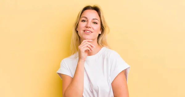 Blond Kvinne Som Smiler Nyter Livet Føler Seg Lykkelig Vennlig – stockfoto