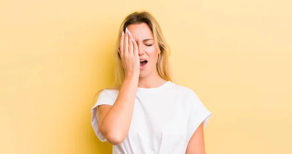 Donna Caucasica Bionda Che Sembra Assonnata Annoiata Sbadigliante Con Mal — Foto Stock