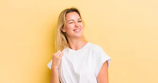 Bionda Donna Caucasica Dall Aspetto Arrogante Successo Positiva Orgogliosa Indicando — Foto Stock