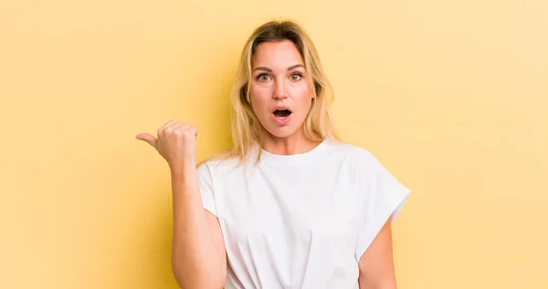 Blonde Caucasian Woman Looking Astonished Disbelief Pointing Object Side Saying — Stockfoto