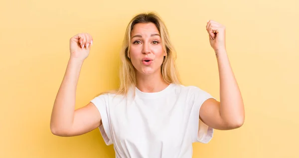 Rubia Mujer Caucásica Celebrando Éxito Increíble Como Ganador Mirando Emocionado — Foto de Stock