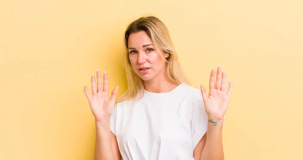 Blonde Blanke Vrouw Zoek Nerveus Angstig Bezorgd Gezegde Niet Mijn — Stockfoto