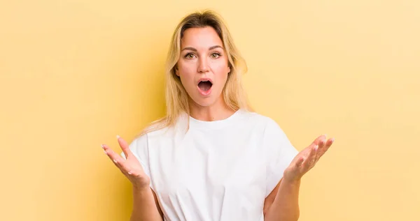 Blonde Caucasian Woman Open Mouthed Amazed Shocked Astonished Unbelievable Surprise — Stockfoto