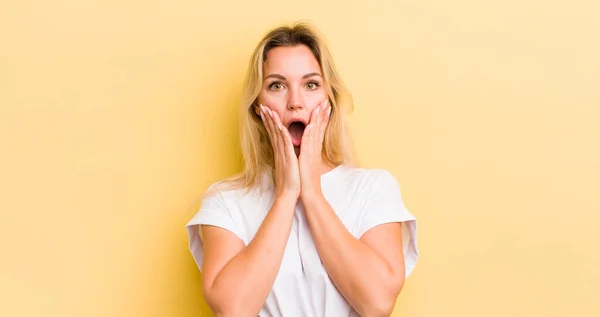 Blondynka Biały Kobieta Uczucie Wstrząśnięty Przestraszony Patrząc Przerażony Otwarte Usta — Zdjęcie stockowe