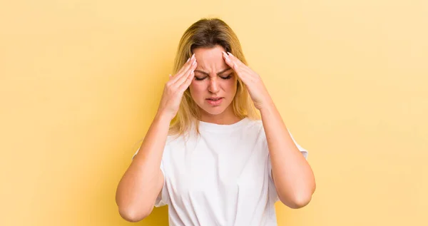 Blonde Kaukasierin Die Gestresst Und Frustriert Wirkt Unter Druck Arbeitet — Stockfoto