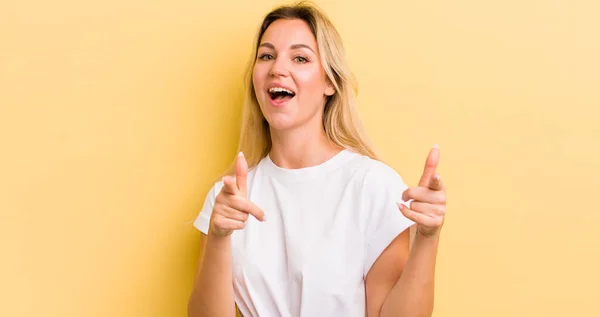 Blonde Kaukasierin Mit Positiver Erfolgreicher Glücklicher Haltung Die Die Kamera — Stockfoto