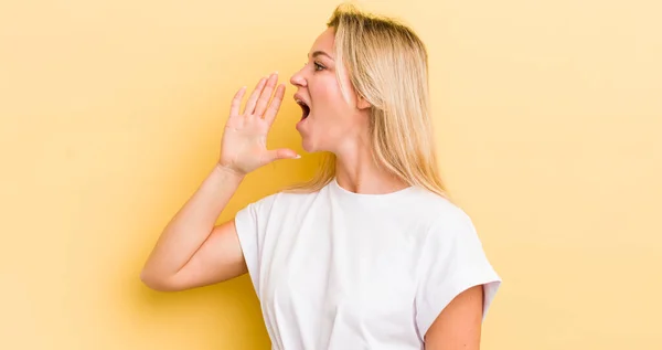 Blond Kaukasiska Kvinna Skriker Högt Och Ilsket Att Kopiera Utrymme — Stockfoto