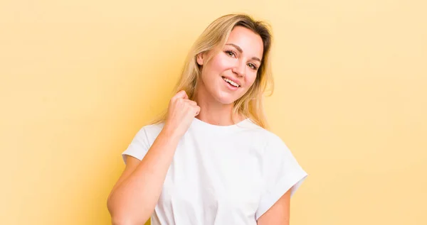 Blonde Caucasian Woman Laughing Cheerfully Confidently Casual Happy Friendly Smile — Stockfoto