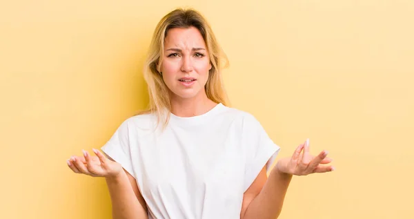 Blonde Blanke Vrouw Zich Onwetend Verward Voelen Niet Zeker Welke — Stockfoto