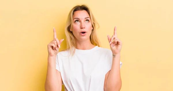Blonde Caucasian Woman Feeling Awed Open Mouthed Pointing Upwards Shocked — Stockfoto