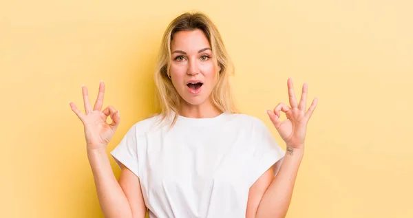 Bionda Donna Caucasica Sentirsi Scioccato Stupito Sorpreso Mostrando Approvazione Facendo — Foto Stock