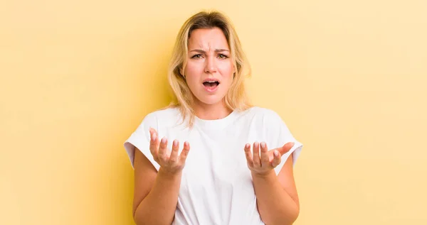 Rubia Mujer Caucásica Buscando Desesperada Frustrada Estresada Infeliz Molesta Gritando — Foto de Stock