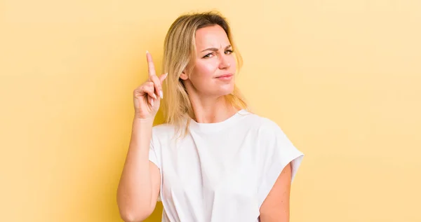 Blonde Caucasian Woman Feeling Genius Holding Finger Proudly Air Realizing — Stockfoto