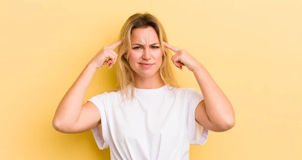 Rubia Mujer Caucásica Con Una Mirada Seria Concentrada Lluvia Ideas — Foto de Stock