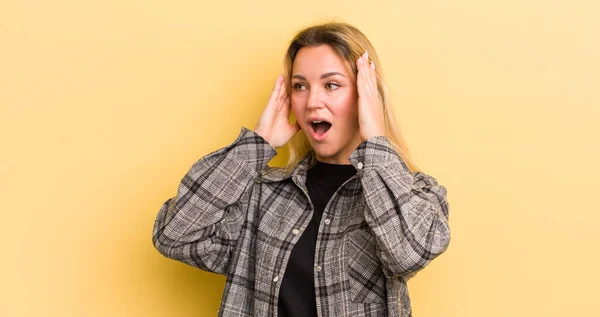 Donna Caucasica Bionda Che Sente Felice Eccitata Sorpresa Guardando Lateralmente — Foto Stock