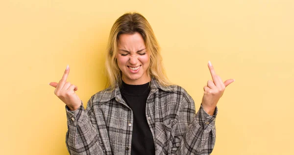 Mulher Loira Caucasiana Sentindo Provocante Agressiva Obscena Lançando Dedo Médio — Fotografia de Stock