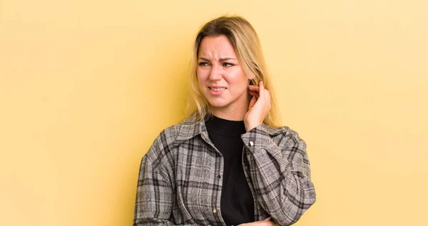 金发碧眼的高加索女人感到紧张 揉着疼痛的脖子 脸上带着忧心忡忡的神色 — 图库照片