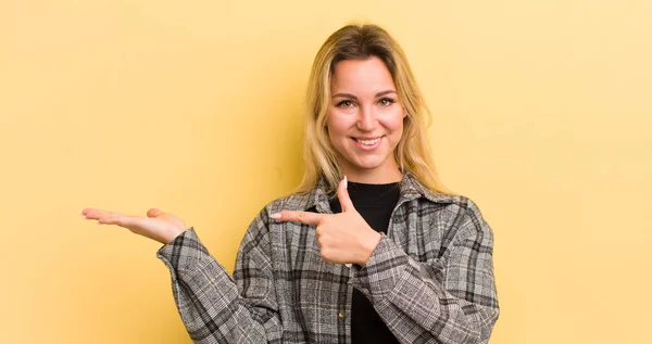 Blonde Kaukasische Frau Die Fröhlich Lächelt Und Auf Den Platz — Stockfoto