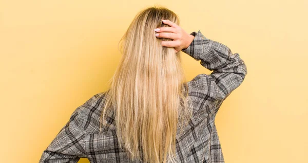 Blond Kaukasisk Kvinna Känner Sig Aningslös Och Förvirrad Tänker Lösning — Stockfoto