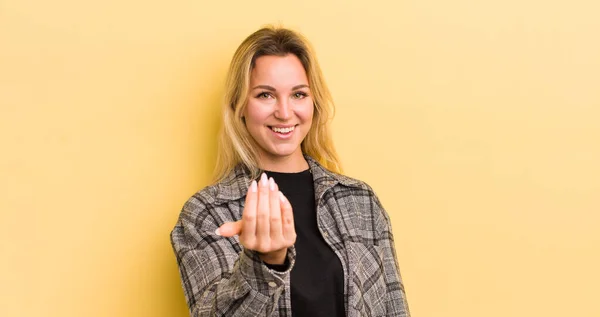 Bionda Donna Caucasica Sentirsi Felice Successo Fiducioso Fronte Una Sfida — Foto Stock