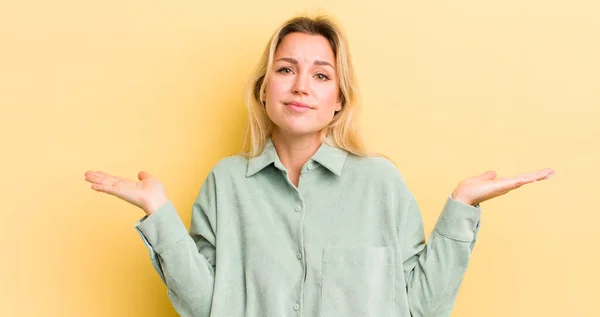 Blond Kaukasisk Kvinna Känner Sig Förbryllad Och Förvirrad Tvivlar Väger — Stockfoto