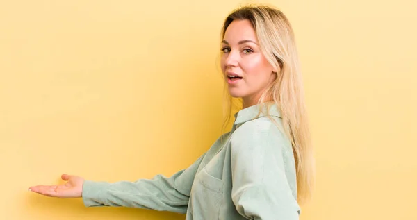 Blonde Blanke Vrouw Voelt Zich Gelukkig Vrolijk Glimlachen Verwelkomen Nodigen — Stockfoto