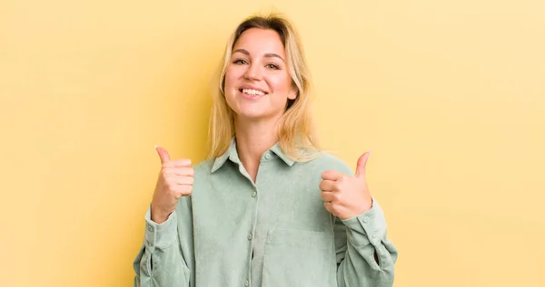 Mulher Loira Caucasiana Sorrindo Alegremente Parecendo Feliz Sentindo Despreocupada Positiva — Fotografia de Stock